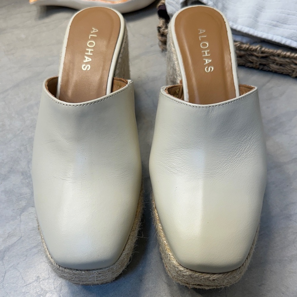ALOHAS Cream Mules with Woven Platform